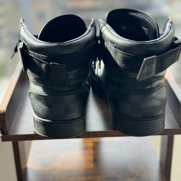 Louis Vuitton Damier Graphite High Top
Size 7.5
Still in really good shape - Picture 2 of 4